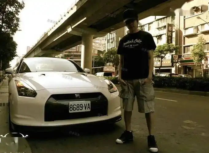 林俊杰拥有赛车驾证,爱车数量比肩林志颖,他平时开什么车?