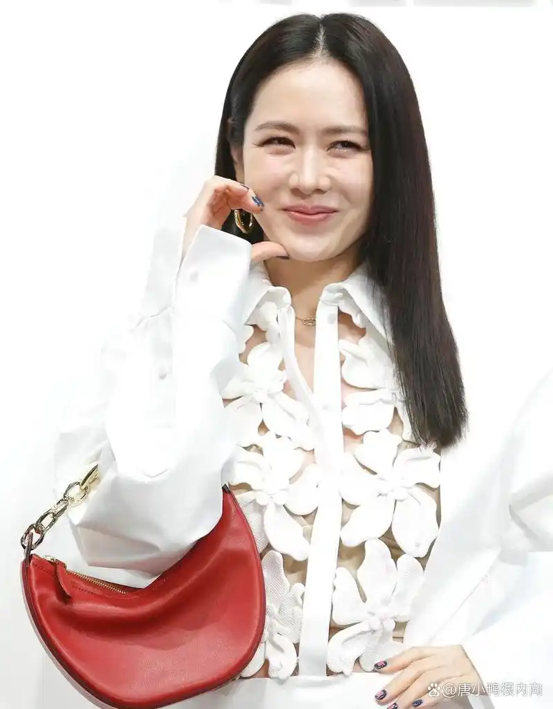 孙艺珍一家三口春游被拍,玄彬推着儿子童车前行,画面温馨甜蜜