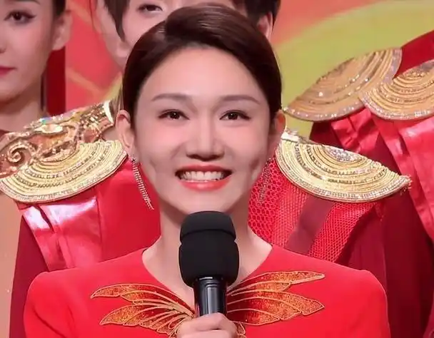 2021年春晚大换血,她作为新人站在镜头前,却因多次失误引起网友质疑.