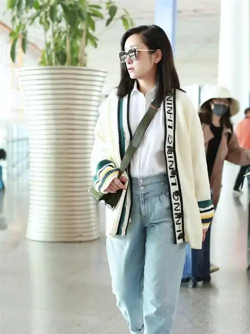 41岁秦海璐走机场,穿白衬衫配牛仔裤好清爽,加件针织开衫更保暖
