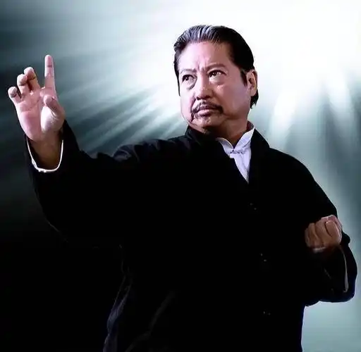 武侠巨星洪金宝:跟家人现身菜市场 strong> /p> p>洪金宝 /strong>,瘦