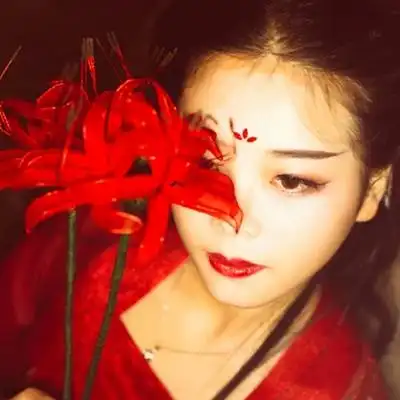 夜晚彼岸花红衣女生头像,唯美古风真人头像