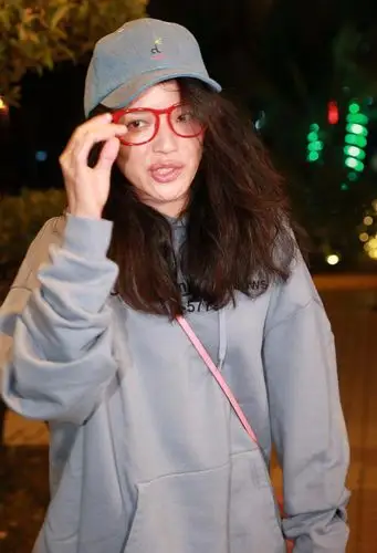 舒淇素颜装扮现身,被突如其来的围观吓到了,场面一度尴尬!