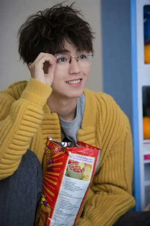 感觉王俊凯上一次弄卷毛发型已经是好久之前的事情了,不同造型不同