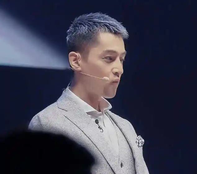 胡歌的寸头新发型上热搜,有颜值就是任性