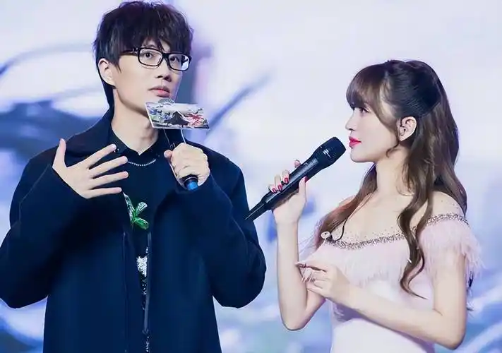 原创许嵩恋情曝光驾车载女子同回小区300万豪车抢眼