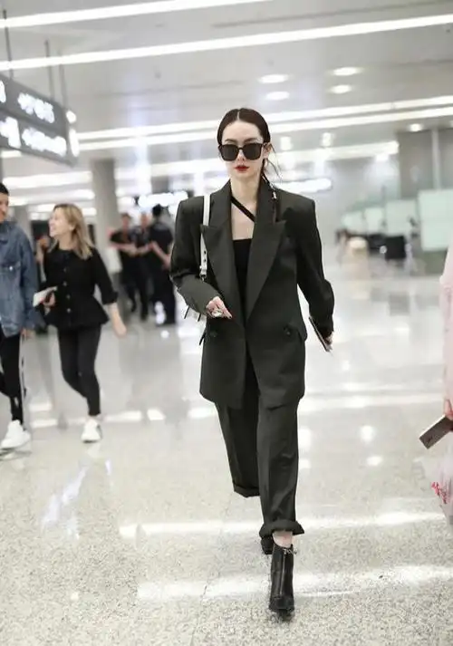 现在的女生都这么酷了女明星西装街拍pk钟楚曦可太帅了