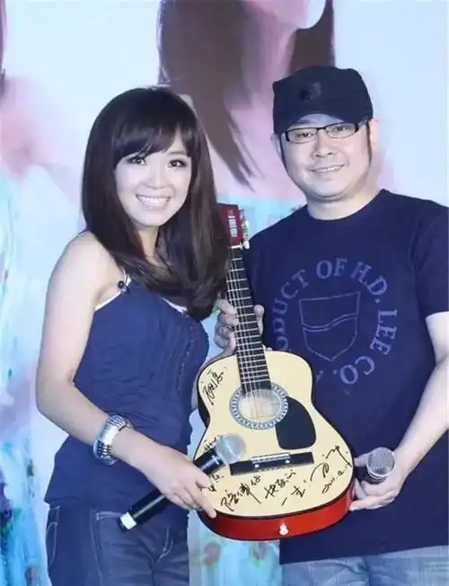 刀郎前妻生下孩子就跑路遇上现任妻子朱梅如今一家幸福美满