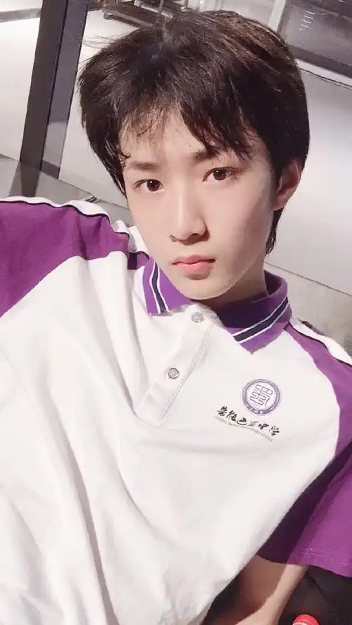 一想到刘耀文是初中生 还是会震惊初中生刘耀文毕业快乐!