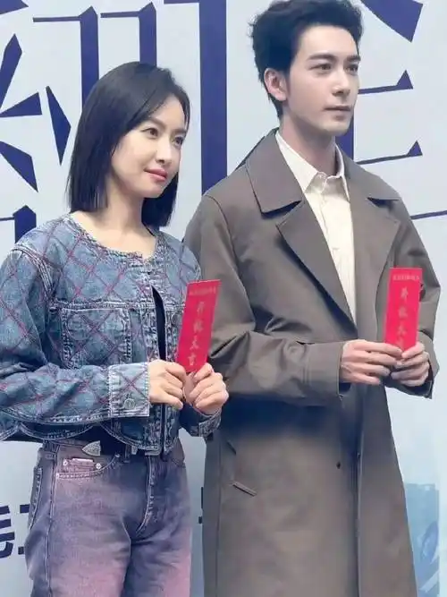 宋茜与小7岁男星拍吻戏,摸脸拥吻气氛暧昧,害羞脸红趴男方怀里_许魏洲