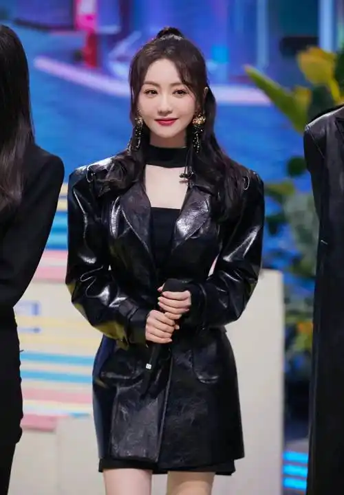 杨蓉录制《你好,星期六》,穿一身黑色皮衣裙,酷飒又有型!