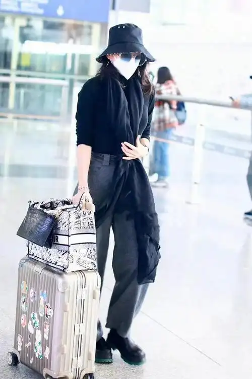 这不,结束了巴黎之行后,章子怡回国,在首都机场被拍到了一组随拍照