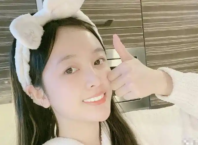 吴宣仪在家秀厨艺被嫌弃,更博晒素颜自拍照,皮肤状态惹人羡!