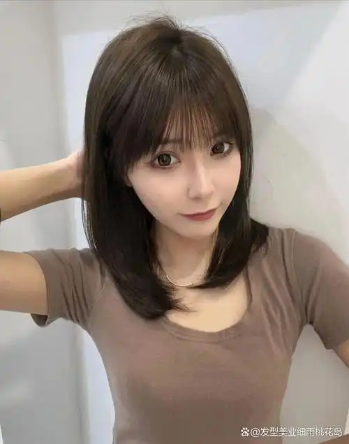 发型衬托出的气质唯美又性感,对于中长发的女生都非常适合这款艳美