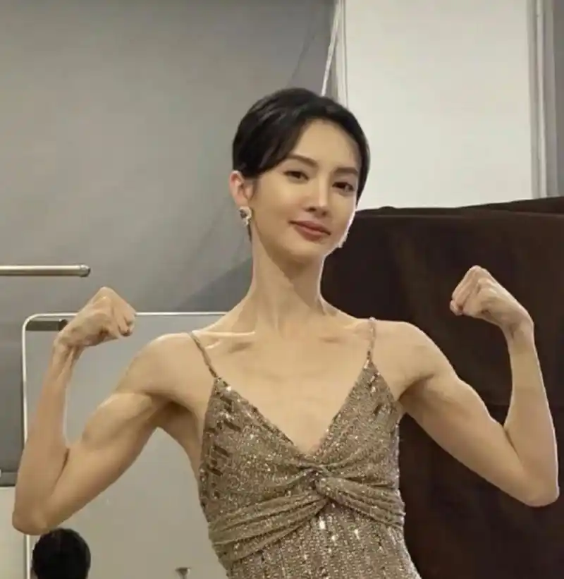 金晨瘦的很健康,内娱没女明星能有她这个腹肌 [大笑]身材超级赞呀