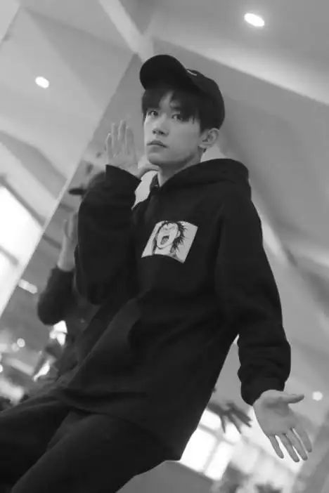 tfboys易烊千玺这就是街舞同款衣服男女学生黑色休闲长袖连帽卫衣