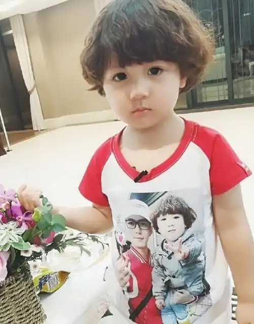 单禹豪才是"整容式"长大,小卷毛萌力十足,顺毛帅成小鲜肉_手机搜狐网