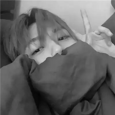 头像男ins高级质感黑白帅气图片_男生头像_头像屋