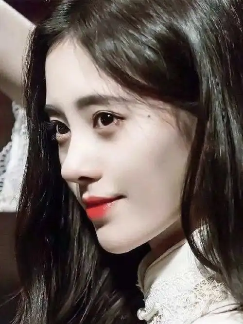 鞠婧祎从土鳖少女到现在的洋气精致脸,鼻子应该是调整最多的.