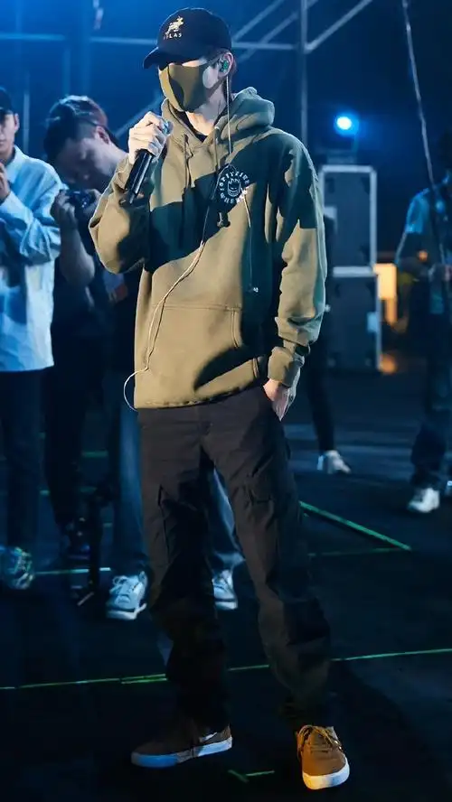 王一博全身图第二弹宽肩窄腰大长腿完美头身比完美体态#王一博 爱奇艺