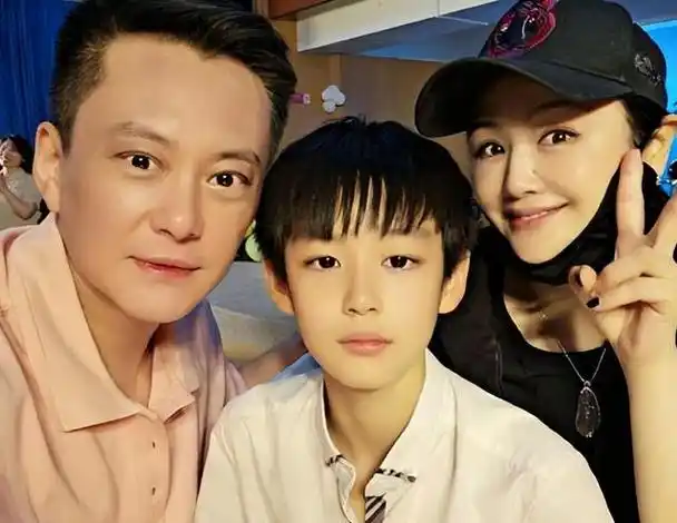 王斑曹颖夫妇在学校参加了儿子的毕业礼,他们一家三口出现在曝光的