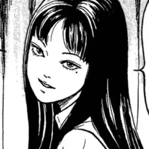 直发,眼角下方的黑痣,如同日本著名恐怖漫画《富江》中蛇蝎美人"富江"