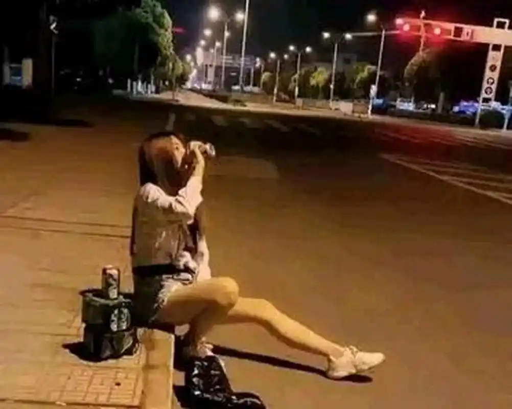 一个人在路边喝酒有多难过?[汗]