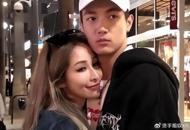 萧亚轩前男友黄皓官宣当爸手握婴儿小脚秀幸福结婚才半年多