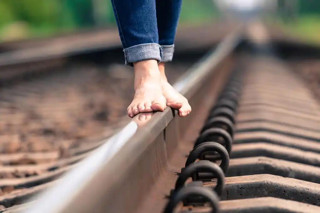 赤脚的女孩就通过铁路