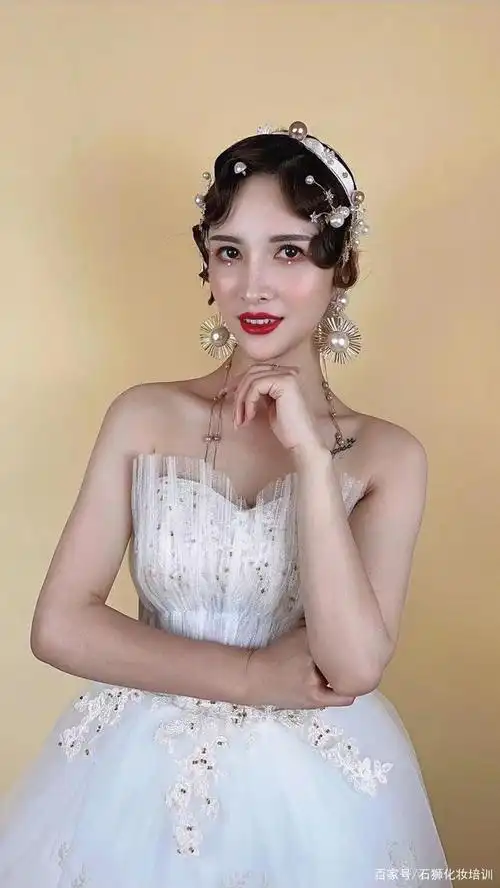 漂亮和美丽,但做新娘化妆跟妆的朋友都知道婚礼当天新娘造型不能一味