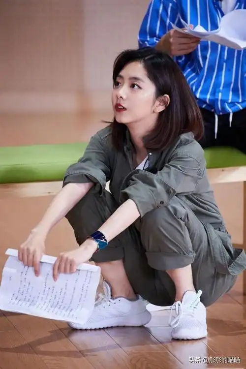 被谭松韵港风造型惊艳到了穿银光抹胸裙配大波浪女人味满满