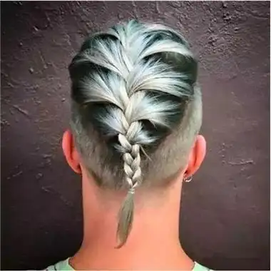 层次感麻花辫短发剃得十分轻薄光滑,后脑勺处保留有一定发量,编织成