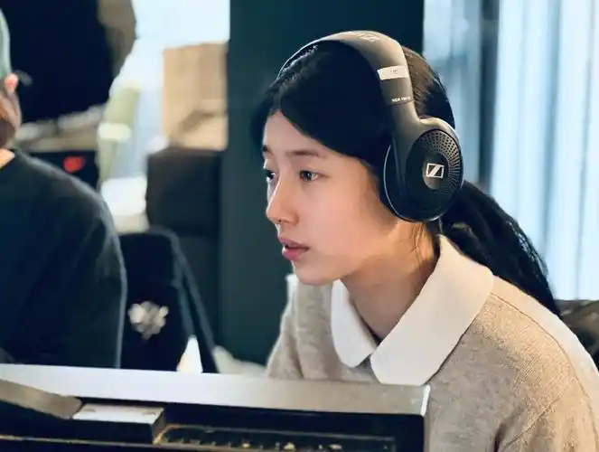 裴秀智剧组校服照