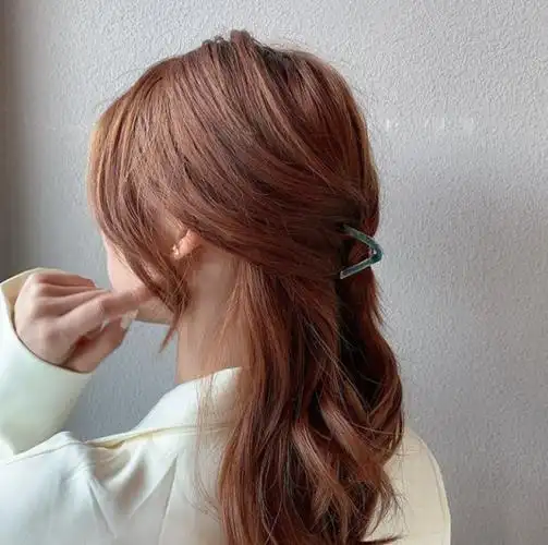 1,气质半丸子头当头发长到齐肩的位置时,发尾就会变得不那么听话,总是