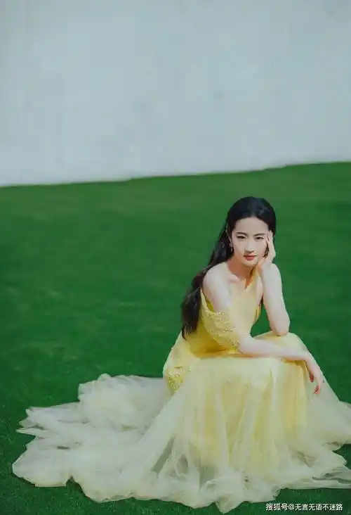 刘亦菲鹅黄色连衣长裙很仙很美