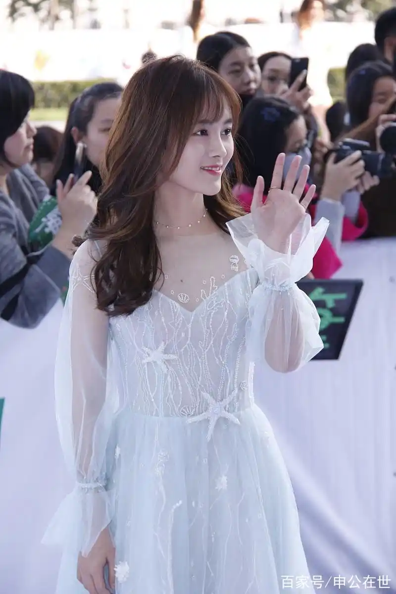 千年一遇的美女鞠婧祎有多美,白色礼服裙走秀气质如何呢?