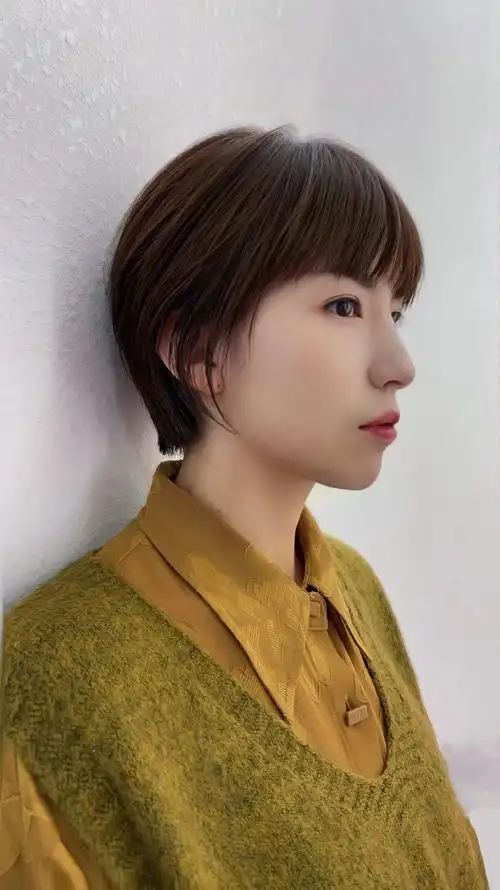 白发阿姨做纹理短发年轻女生做狼尾发型效果都很美