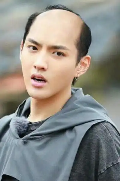 6位男星"搞笑"光头照,让人笑点大牙,看到图3张艺兴笑出猪叫!