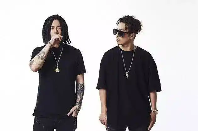 而当年他在yg的地位仅次于teddy.