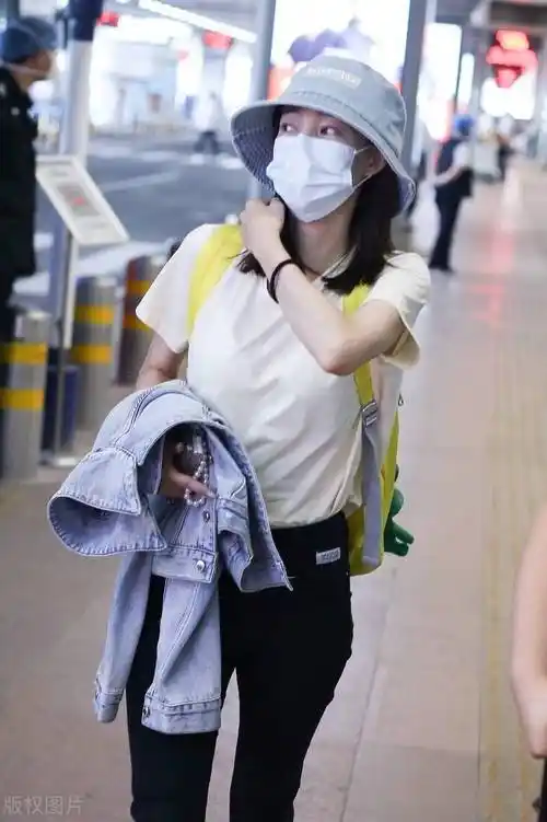 街拍:王丽坤戴渔夫帽搭黑色牛仔裤减龄又洋气_机场_北京_王丽坤