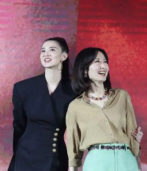 宋佳同框刘敏涛差5岁如隔代一个短裙似女儿一个衬衫像妈妈