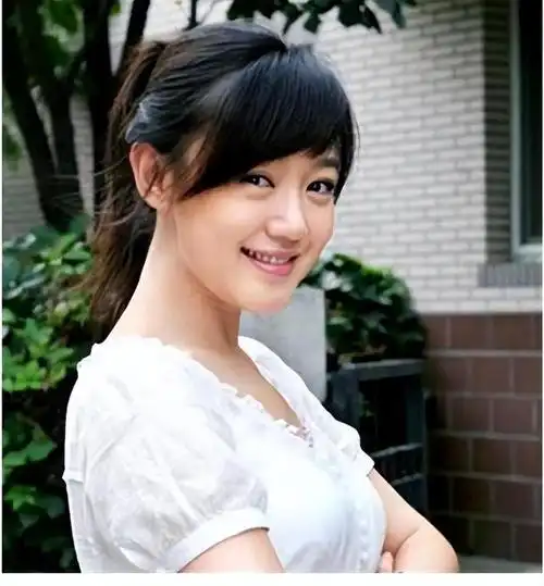 认识,这完全少不了袁弘的关系,2003年,薛佳凝在拍摄完《粉红女郎》后