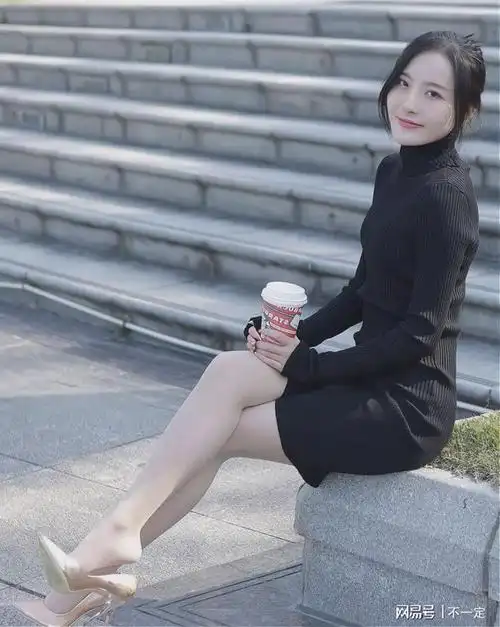 黑裙搭配肉色丝袜高跟鞋居家味穿搭