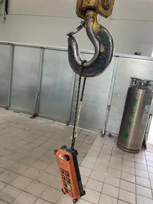 检查吊车防脱钩变形失效