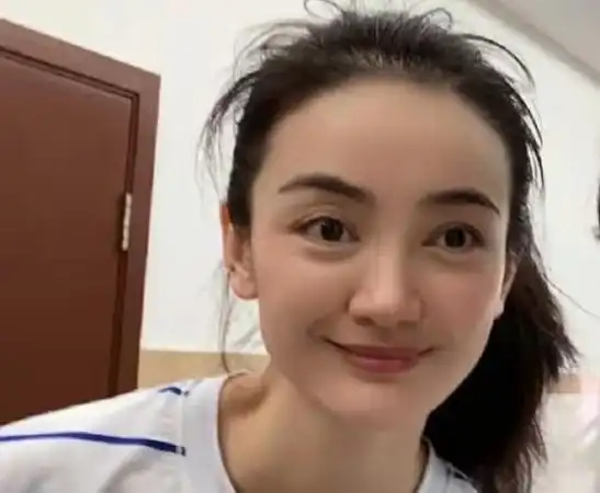 《潜伏》14年后,剧中太太团现状,钱太太成网红,马奎太太变化大