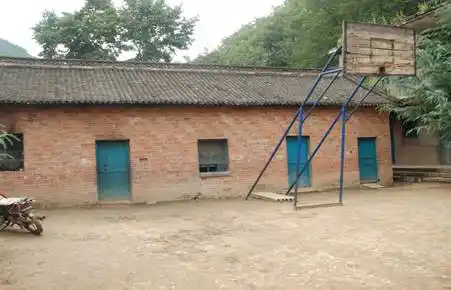 两免一补 水电燃料情况 自来水  有电   木材 食堂条件 混砖瓦房5间