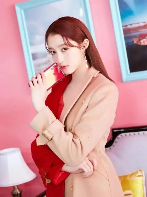 关晓彤活动新造型,穿拼接大衣裙潮范十足,红黄双色真有个性!