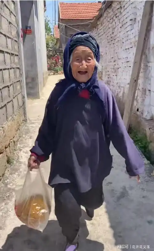 不是王者但有不服老的气势102岁小脚奶奶走路带风皆因自信