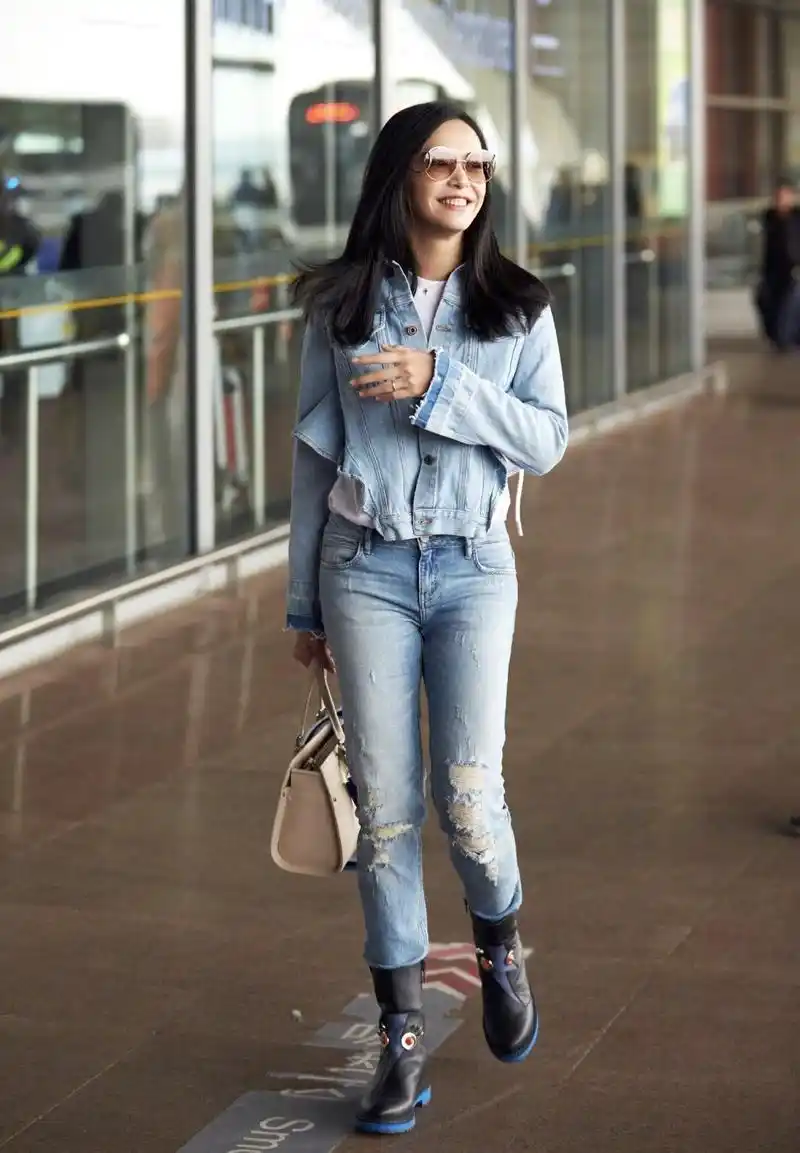 原创姚晨走机场气场十足,风衣内搭印花t恤减龄时髦,气质全开