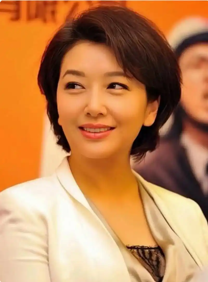 靳东似乎非常顺利,江珊每年都会帮他安排好戏拍摄,而他的现任妻子也是